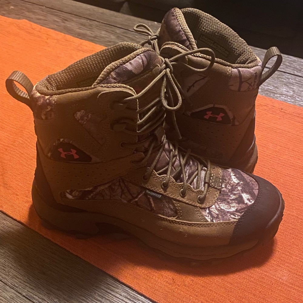 Barely used Under Armour Bozeman hunting boots!